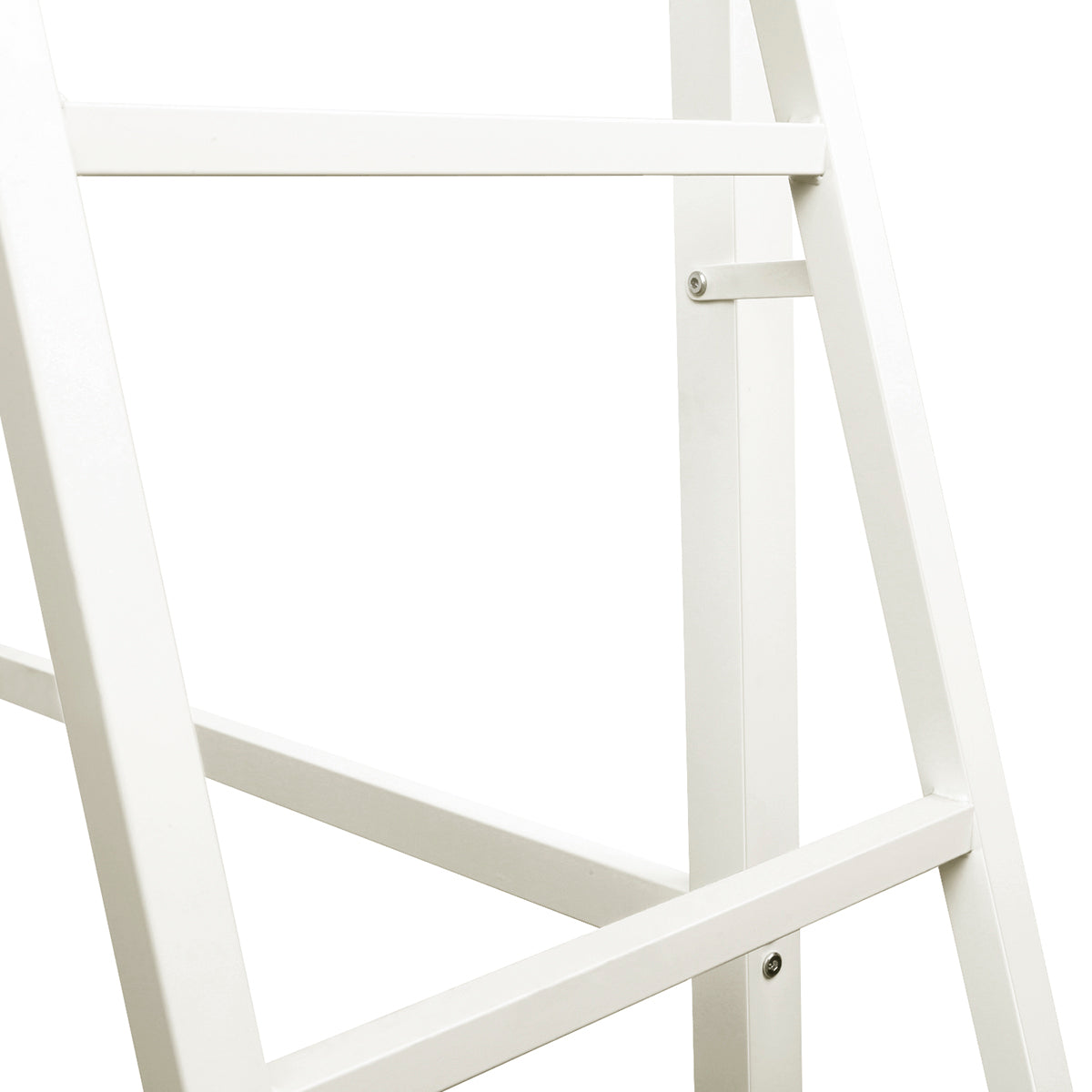 Détail de l’échelle du lit mezzanine DINO avec bureau 90x190 cm en finition mélamine chêne et métal blanc