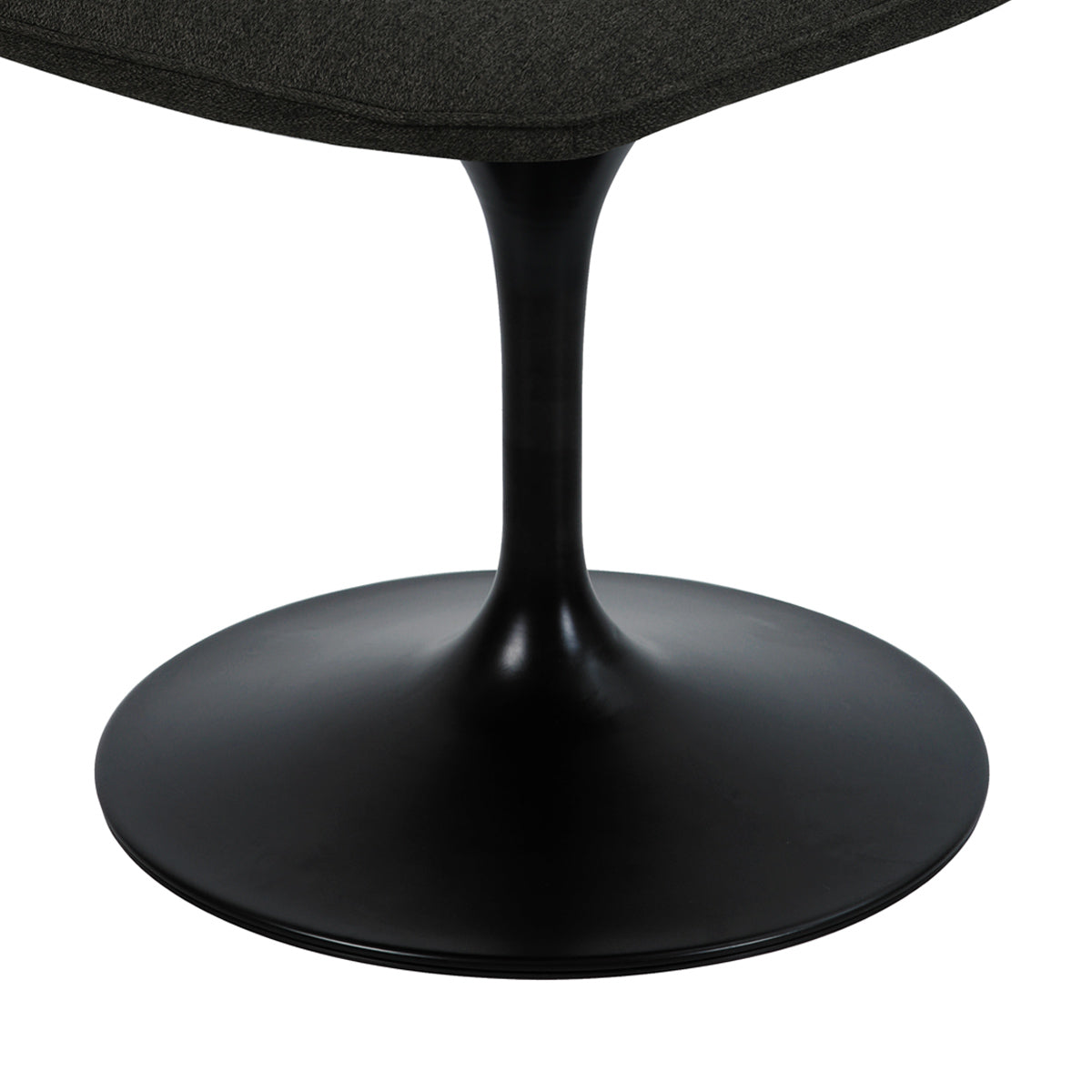 Détail du pied en métal noir de base ronde de la chaise LORA finition tissu noir bronze