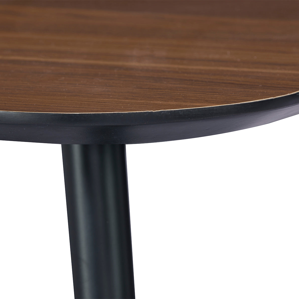 Détail du plateau de la table basse rectangulaire MATIS dimensions 110 x 60 cm en finition mélaminé imitation noyer