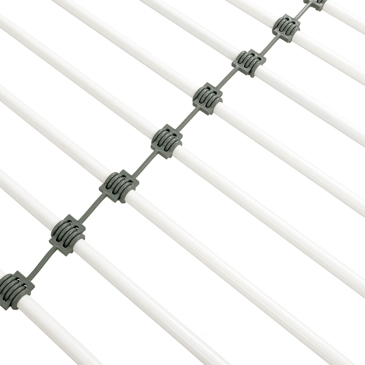 Détail du sommier en métal du lit mezzanine MONTANA avec escalier réversible 140x190 cm en finition mélamine chêne et métal blanc