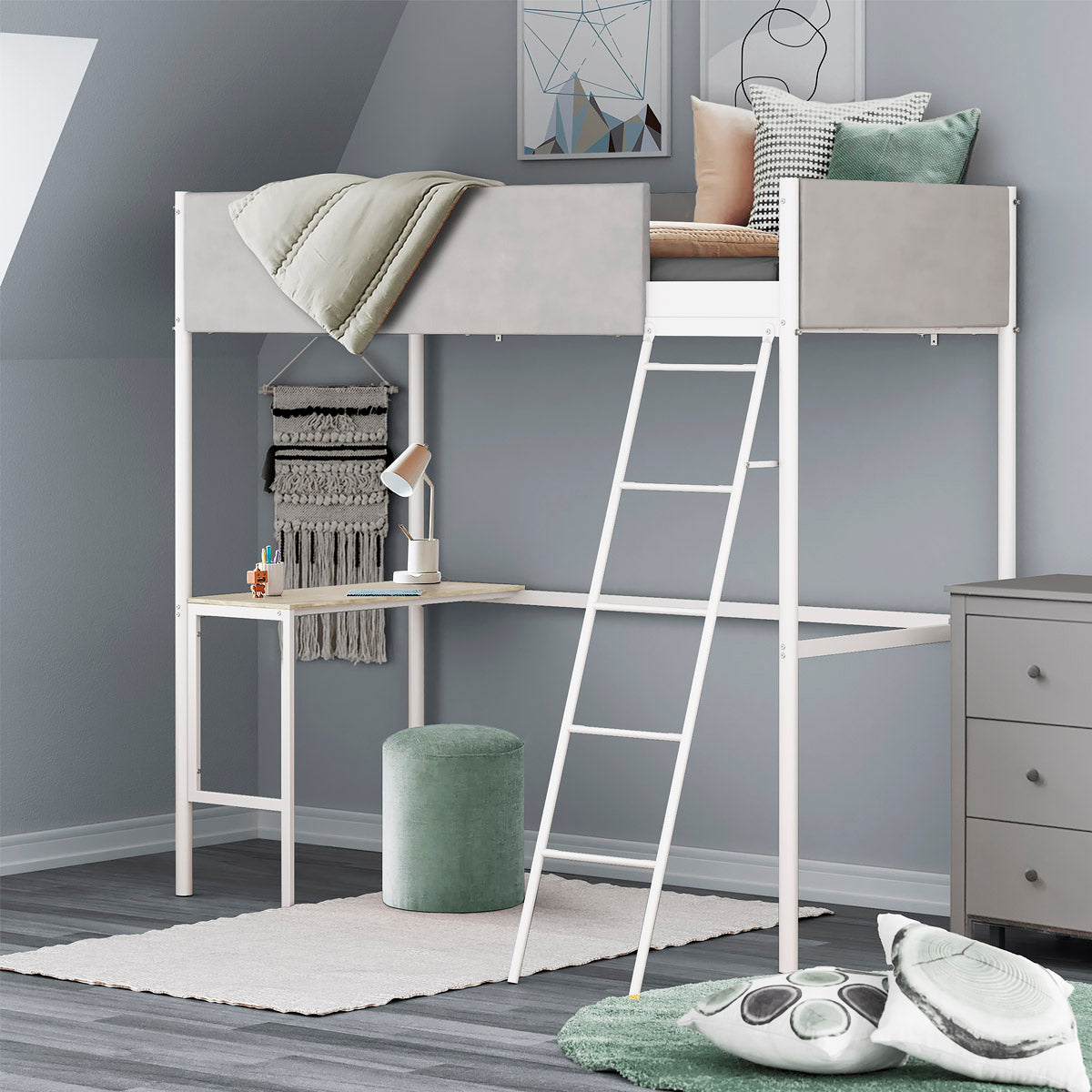 Lit mezzanine 90x190 cm en métal blanc avec bureau intégré en bois clair et barrières en velours gris clair, présenté dans une chambre d’enfant moderne avec coin travail décoré. Design tendance, idéal pour optimiser l’espace avec style.